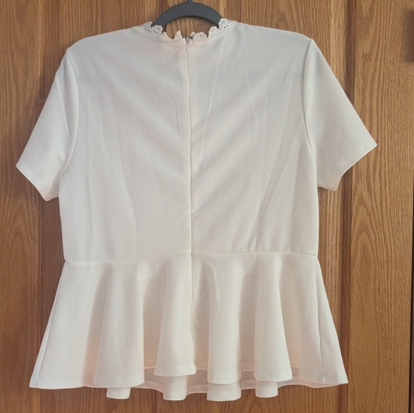 **3-for-15** Unknown Brand Flowy Blouse with Lace Detail - Picture 4 of 6